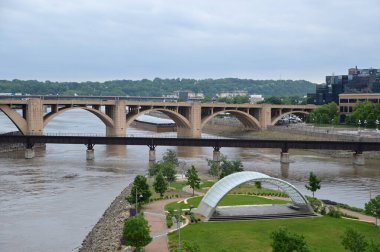 Minnesota 'nın başkenti St. Paul' da Mississippi Nehri üzerindeki köprü.