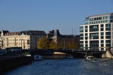 Almanya 'nın başkenti Berlin' in Mitte semtindeki River Spree Panorama 'da