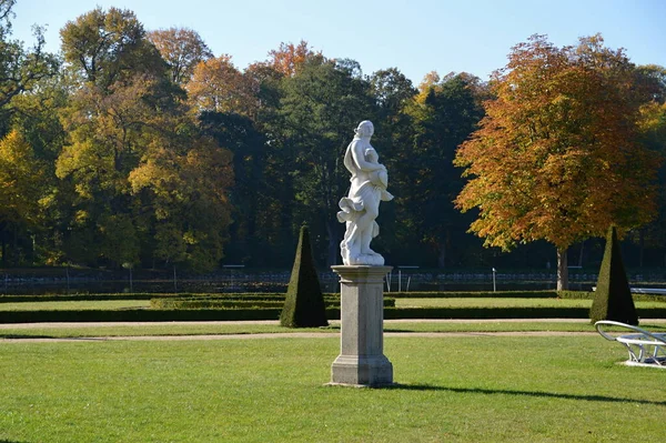 ブランデンブルク州ラインスベルクの秋の城と公園 — ストック写真