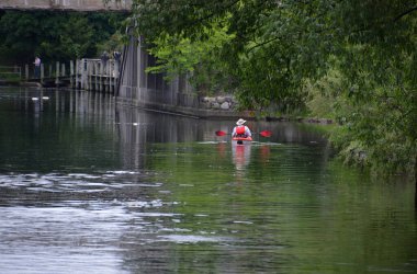 Boardman nehri kıyısındaki tekne. Şehir Traverse City, Michigan.