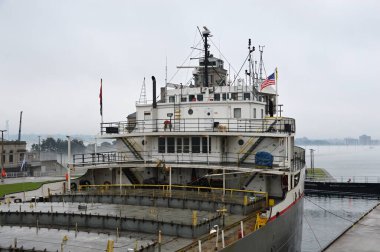 Kasaba Sault Ste 'deki Soo Kilitlerindeki Gemi. Marie, Michigan