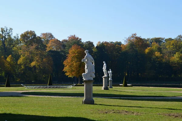 ブランデンブルク州ラインスベルクの秋の歴史的な城と公園 — ストック写真