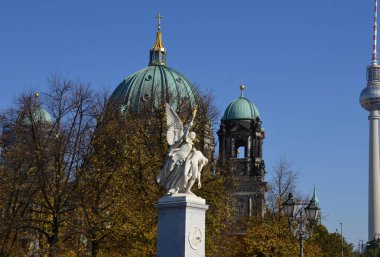 Almanya 'nın başkenti Berlin' deki Mitte Mahallesindeki Tarihi Katedral