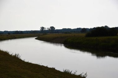 Baharda Schwarmstedt, Aşağı Saksonya 'daki Leine Nehri' nin manzarası