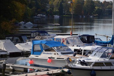 Marina, Wannsee Gölü 'nde, Zehlendorf, Berlin, Almanya' nın başkenti