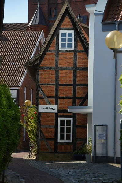 Ιστορικό Κτίριο Στην Παλιά Πόλη Του Nienburg Στον Ποταμό Weser — Φωτογραφία Αρχείου