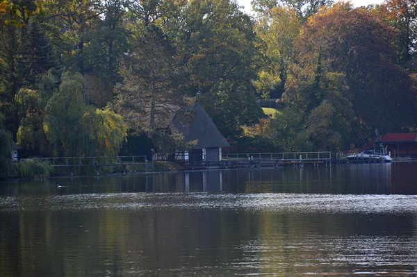 ドイツの首都ベルリンのZehlendorf 秋のWannsee湖のマリーナ — ストック写真