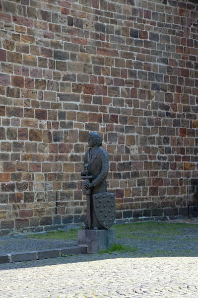 Άγαλμα Στην Ιστορική Εκκλησία Της Πόλης Nienburg Στον Ποταμό Weser — Φωτογραφία Αρχείου