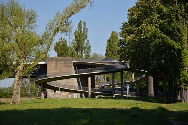 Kuzey Ren 'in başkenti Duesseldorf' taki Ren Nehri 'nde gezinti.