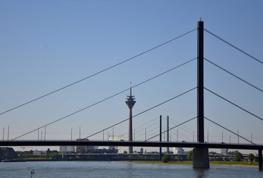 Kuzey Ren 'in başkenti Duesseldorf' taki Ren Nehri 'nde gezinti.