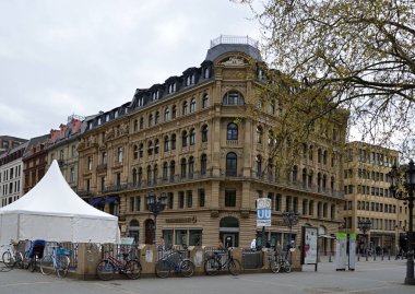 Frankfurt 'ta bahar geldi. River Main' de Hessen.