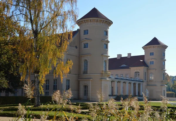 勃兰登堡莱茵堡城堡和公园秋天 — 图库照片