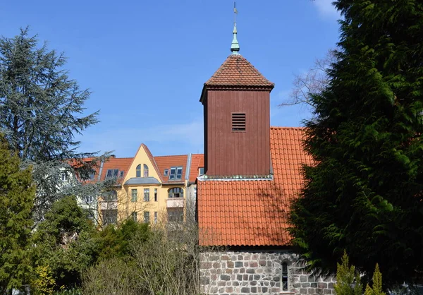 德国首都柏林Schmargendorf Wilmersdorf街区春天的历史教堂和公墓 — 图库照片