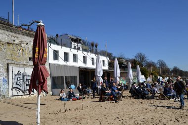 Bahar mevsiminde Elbe Nehri 'nde sahil. Hanse City Hamburg' daki Oevelgoenne mahallesinde.