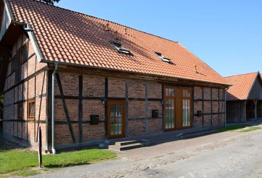 Ahlden Köyü 'ndeki tarihi ahır River Aller, Aşağı Saksonya