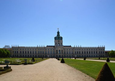 Tarihsel Kale ve Park Charlottenburg İlkbaharda Berlin, Almanya 'nın başkenti