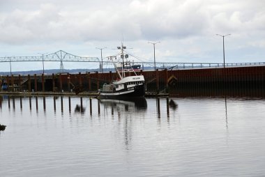 Astoria, Oregon 'daki Columbia Nehri' nde bir gemi.