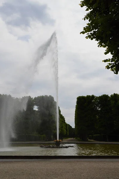歴史的な城と公園内の噴水 Herrenhaeuser Gaerten Hannover Capital City Lower Saxsenx — ストック写真