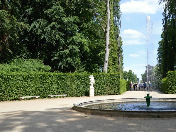 勃兰登堡首府波茨坦的历史城堡和Sanssouci公园的喷泉 — 图库照片