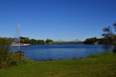 Nehirdeki Panorama Havel Köprüsü Glienicker Bruecke, Potsdam - Berlin