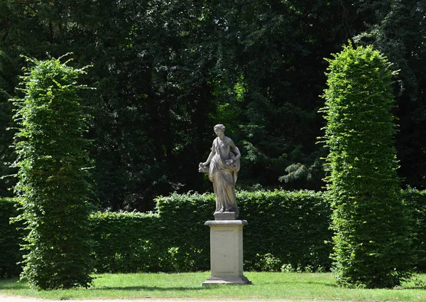勃兰登堡首府波茨坦的历史城堡和公园Sanssouci雕像 — 图库照片