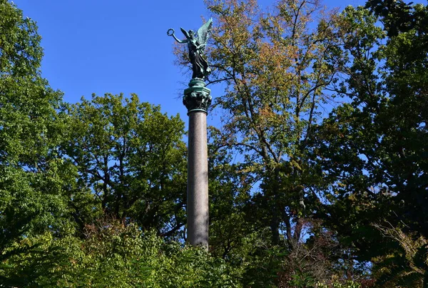 勃兰登堡首府波茨坦城堡和公园Babelsberg的胜利柱 — 图库照片