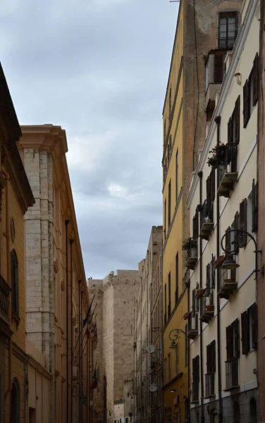 地中海のカリアリ旧市街の歴史的建造物 イタリア — ストック写真
