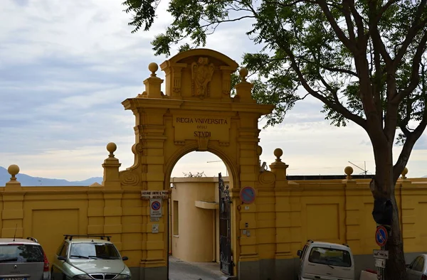 地中海のサルデーニャ島カリアリの旧市街の歴史的門 イタリア — ストック写真