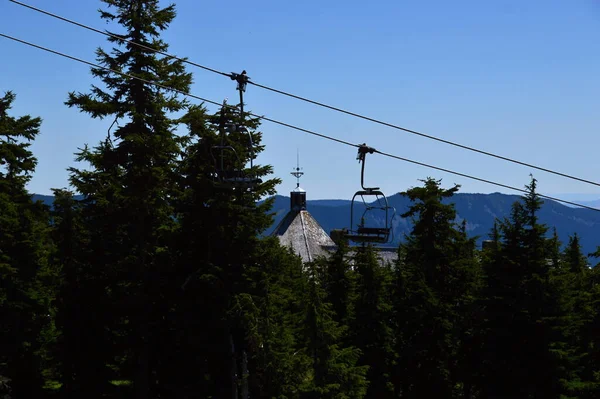 俄勒冈州喀斯喀特山脉火山胡德峰的滑雪电梯 — 图库照片