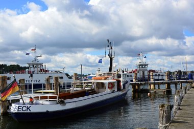 Holstein eyâletinde, Town Travemuende 'deki Trave Nehri Limanı.