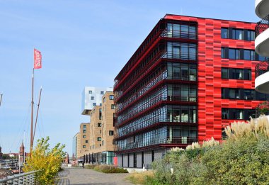 Almanya 'nın başkenti Berlin' deki Friedrichshain Mahallesi 'ndeki River Spree' de gezinti alanı.