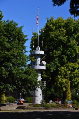 Portland, Oregon 'daki Willamette Nehri' nde kule.