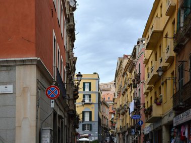 Akdeniz 'deki Sardunya Adası' ndaki Cagliari Eski Kasabası 'ndaki Tarihi Binalar, İtalya