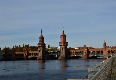 Spree Nehri üzerindeki Oberbaumbruecke Köprüsü, Kreuzberg - Berlin, Almanya 'nın başkenti Friedrichshain