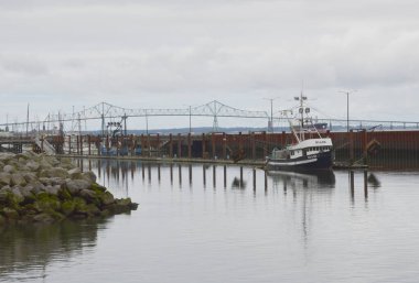 Astoria, Oregon 'daki Columbia Nehri üzerindeki tarihi çelik köprü.