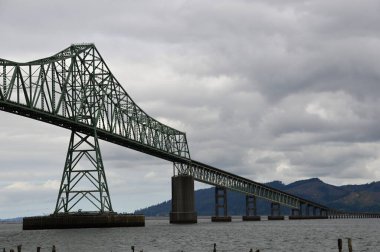 Astoria, Oregon 'daki Columbia Nehri üzerindeki tarihi çelik köprü.