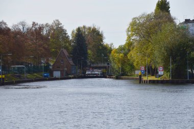 Almanya 'nın başkenti Berlin' deki Kreuzberg 'deki Landwehrkanal ve Nehir Spree' de kilitleniyor.
