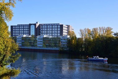 Sonbaharda Tegeler Gölü 'nde Panorama. Almanya' nın başkenti Berlin 'deki Tegel Mahallesi' ne bakın.