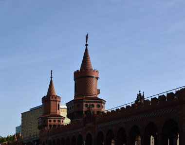 Spree Nehri üzerindeki Oberbaumbruecke Köprüsü, Kreuzberg - Berlin, Almanya 'nın başkenti Friedrichshain