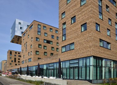 Almanya 'nın başkenti Berlin' deki Friedrichshain Mahallesi 'ndeki River Spree' de gezinti alanı.