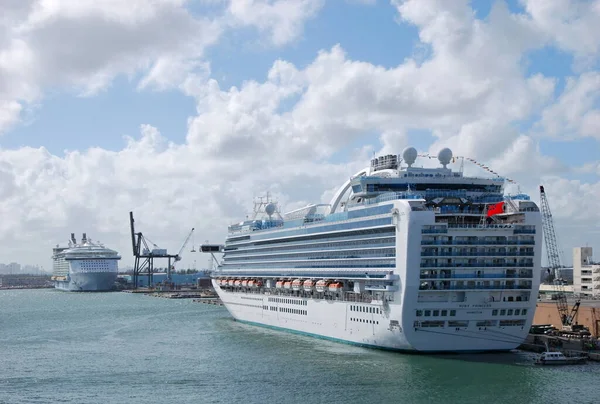 stock image Cruise Ship in the Port in Fort Lauderdale at the Atlantic, Florida