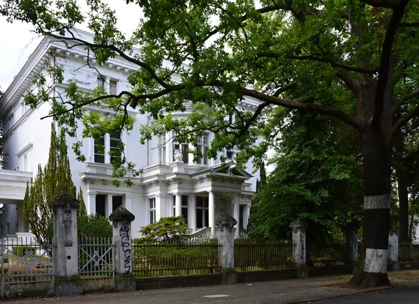 İlkbaharda Berlin 'deki Grunewald Mahallesi' nde bir villa. Almanya 'nın başkenti.