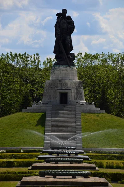 Σοβιετικό Μνημείο Πολέμου Στο Πάρκο Treptower Park Στο Βερολίνο Την — Φωτογραφία Αρχείου