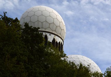 Berlin 'deki Grunewald Ormanı' ndaki Teufelsberg Tepesi 'nde kule, Almanya' nın Thge Capital Şehri.