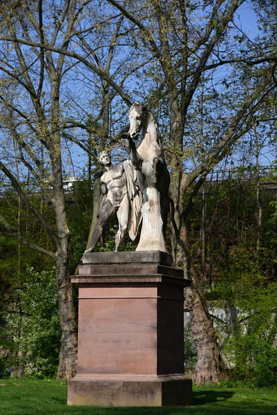 바덴뷔르템베르크 다운타운 슈투트가르트에 공원의 조각상 — 스톡 사진