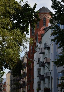 Almanya 'nın başkenti Berlin' deki Kreuzberg Mahallesi 'ndeki Landwehrkanal' da Paul Linke Ufer