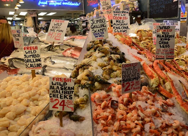Seattle, Washington 'daki Pike Place' de balık pazarı