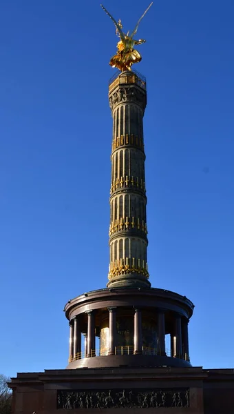 수도인 베를린의 티에르가 텐에서 승리의 기념비 — 스톡 사진