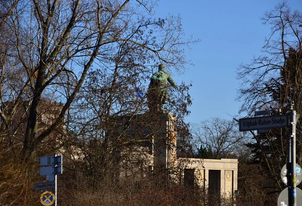 德国首都柏林的大蒂尔加滕公园内的苏联纪念碑 — 图库照片