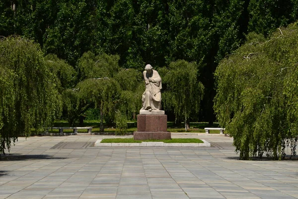 독일의 베를린의 Treptow에있는 공원에서 기념관 — 스톡 사진